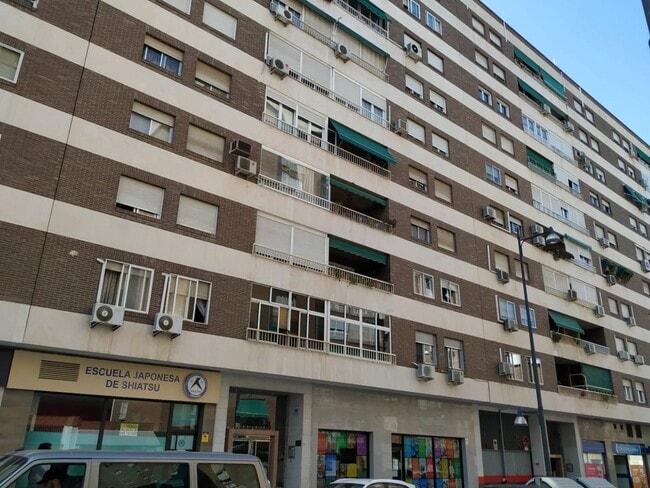 Más detalles de Calle Sos del Rey Católico, 12, Granada - Local en venta