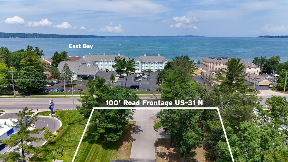 1818 US 31 N, Traverse City, MI en venta - Vista aérea - Imagen 1 de 16