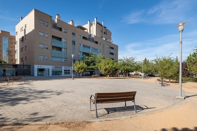 Más detalles de Plaza Catedrática Asunción Linares, 1, Granada - Local en venta