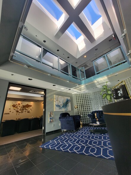 70 E Beaver Creek Rd, Richmond Hill, ON en venta - Foto del edificio - Imagen 2 de 8