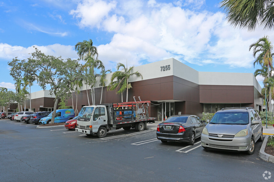 7255 Corporate Center Dr, Miami, FL en alquiler - Foto del edificio - Imagen 3 de 3