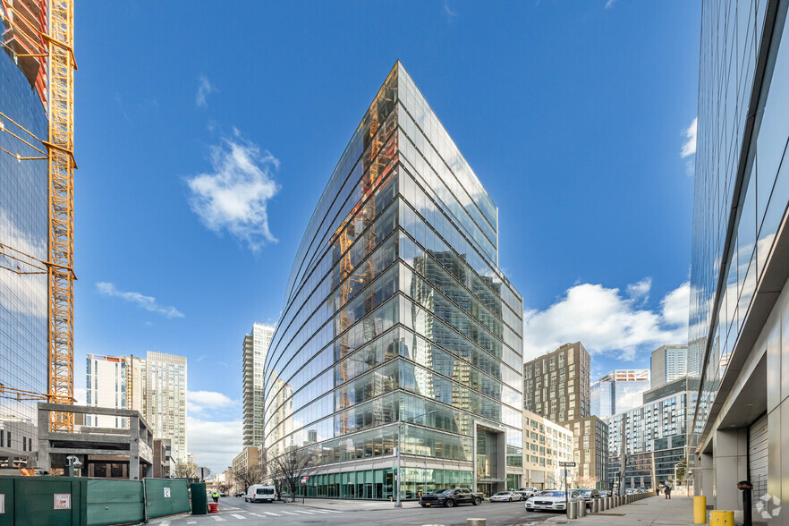 24-01 44th Rd, Long Island City, NY en alquiler - Foto principal - Imagen 1 de 5