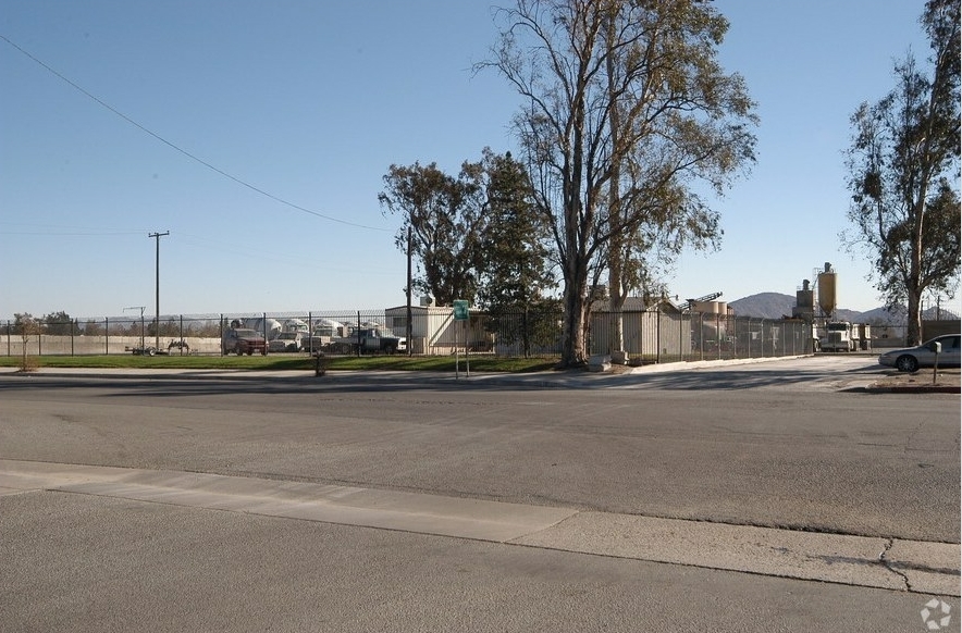 15815 Arrow Blvd, Fontana, CA en alquiler - Foto del edificio - Imagen 2 de 2