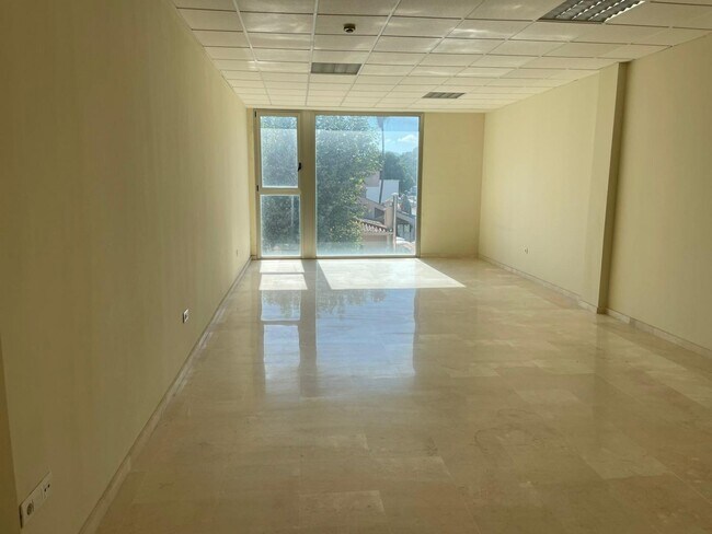 Más detalles de Calle las Golondrinas, 1, Los Barrios - Oficina en venta