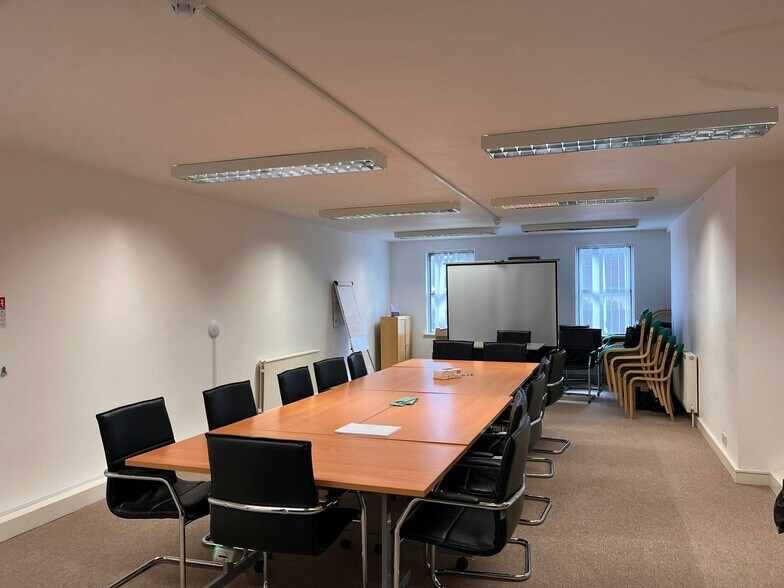 2-4 Temple St, Aylesbury en alquiler - Foto del edificio - Imagen 3 de 11