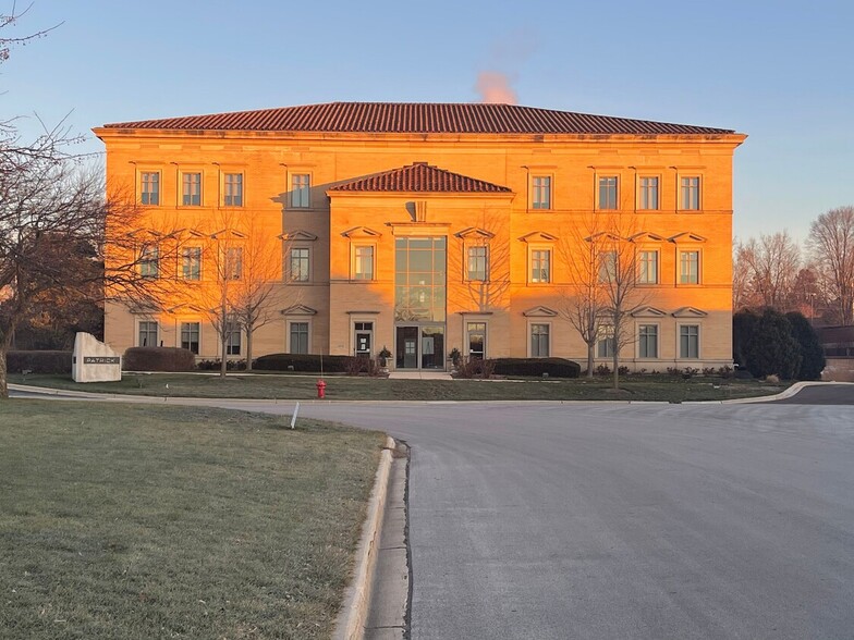 4970-4985 Varsity Dr, Lisle, IL en venta - Foto del edificio - Imagen 2 de 35