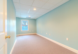 37899 W 12 Mile Rd, Farmington Hills, MI en alquiler Foto del interior- Imagen 2 de 8