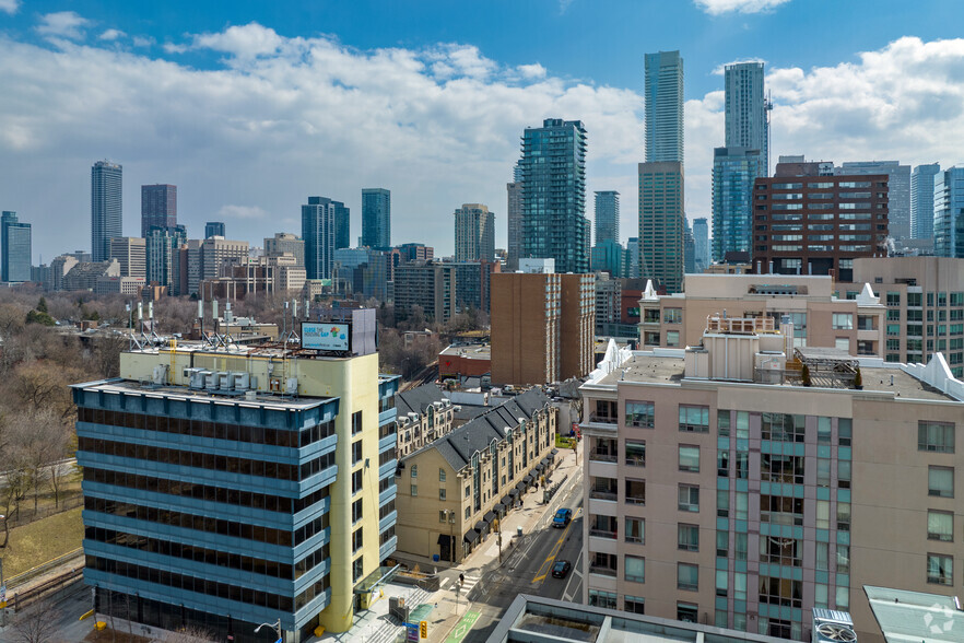 909-927 Yonge St, Toronto, ON en venta - Vista aérea - Imagen 3 de 3