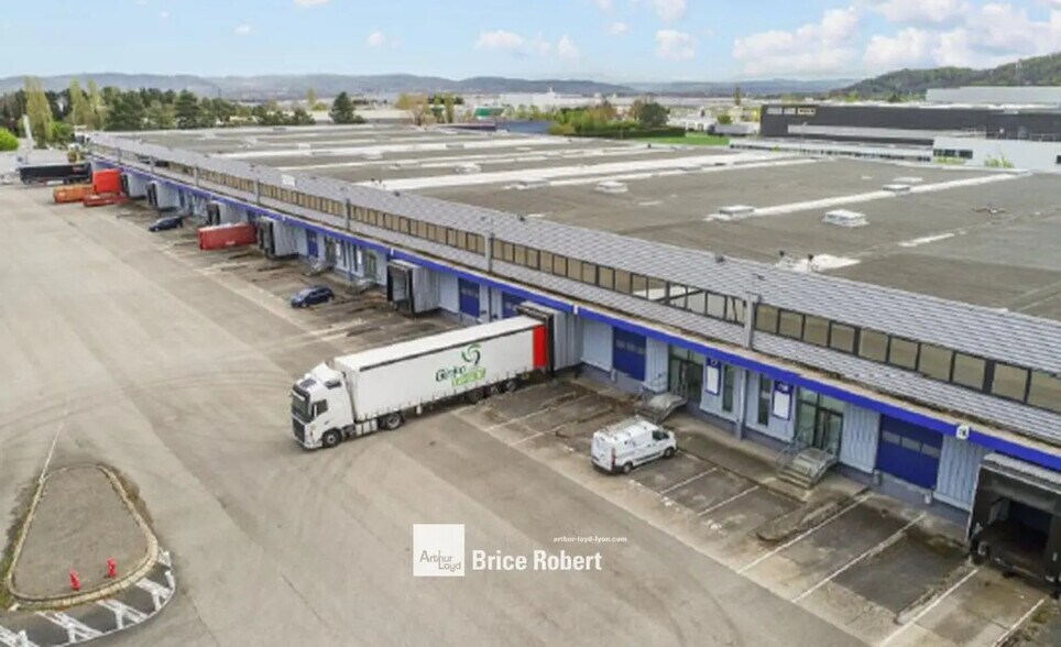 20 Rue Du Ruisseau, Saint-Quentin-Fallavier en alquiler - Foto del edificio - Imagen 3 de 5