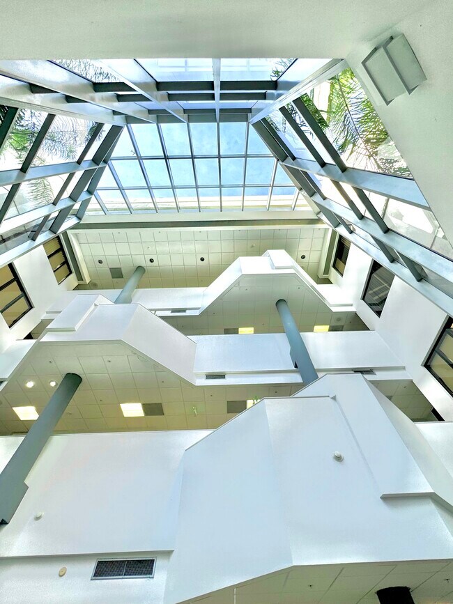 Más detalles de 9050 Pines Blvd, Pembroke Pines, FL - Coworking en alquiler