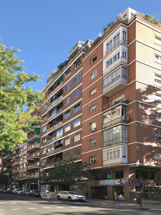 Más detalles de Calle De Guzmán El Bueno, 98, Madrid - Local en alquiler