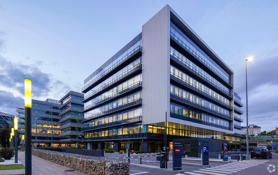 Calle Vía de los Poblados, 3, Madrid, Madrid en alquiler - Foto del edificio - Imagen 1 de 15