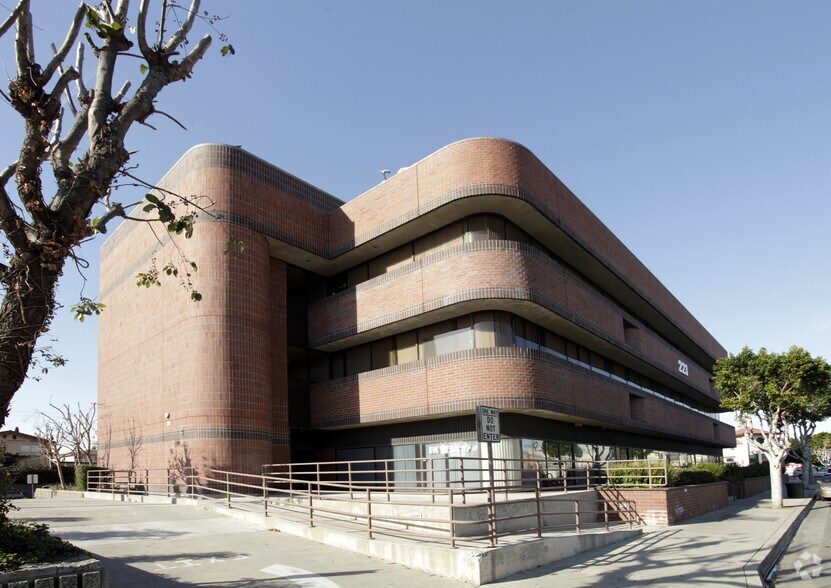 223 N Garfield Ave, Monterey Park, CA en alquiler - Foto del edificio - Imagen 3 de 8