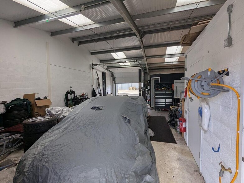 Unit 19, Hurstfold Industrial Estate, Fernhurst, Fernhurst en alquiler - Foto del edificio - Imagen 3 de 4