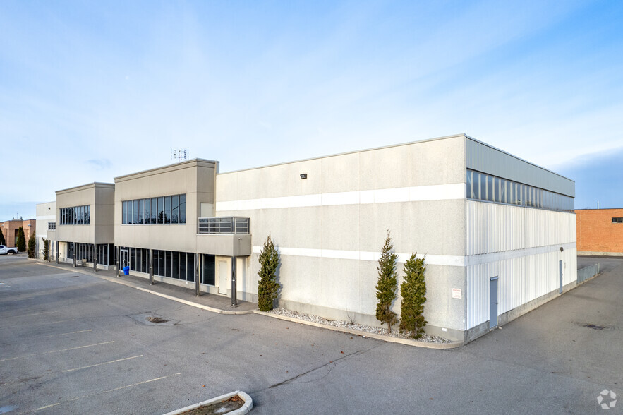 120 Applewood Cres, Vaughan, ON en alquiler - Foto del edificio - Imagen 1 de 3