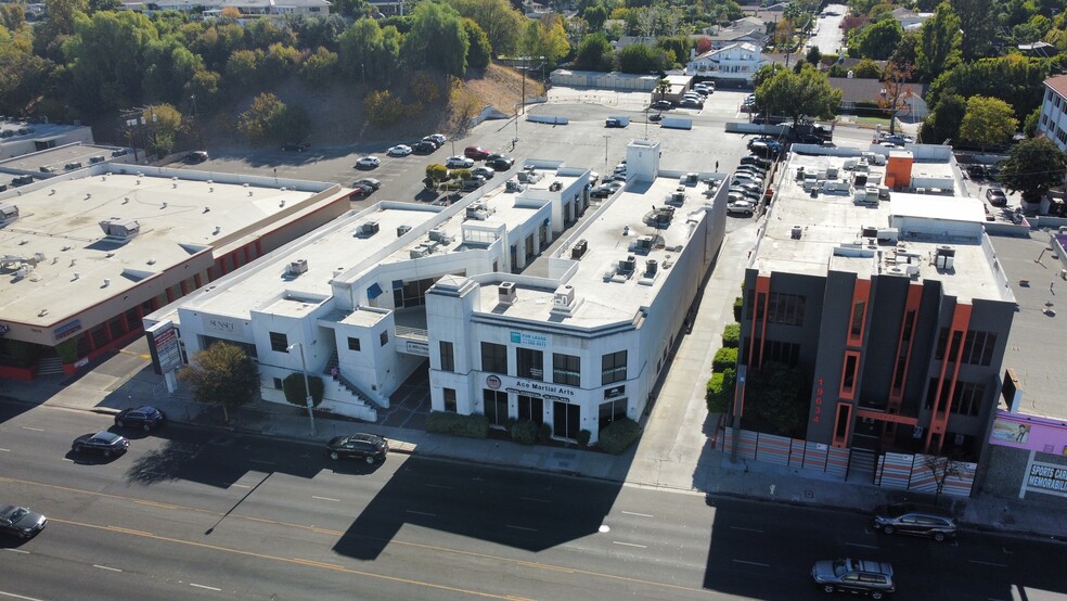 19626 Ventura Blvd, Tarzana, CA en alquiler - Foto del edificio - Imagen 3 de 17