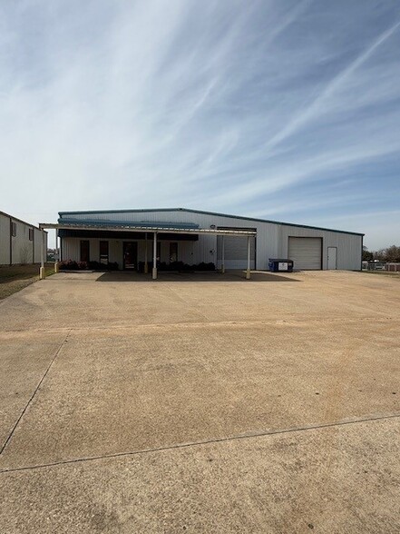 103 Industrial Dr, Waxahachie, TX en alquiler - Foto del edificio - Imagen 1 de 14