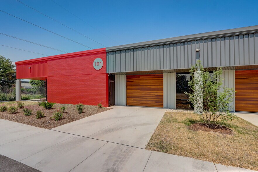 8949 N Deerbrook Trl, Brown Deer, WI en venta - Foto del edificio - Imagen 2 de 39