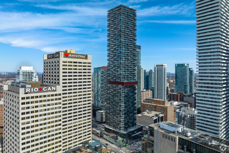 2 Eglinton Av E, Toronto, ON en alquiler - Foto del edificio - Imagen 1 de 6