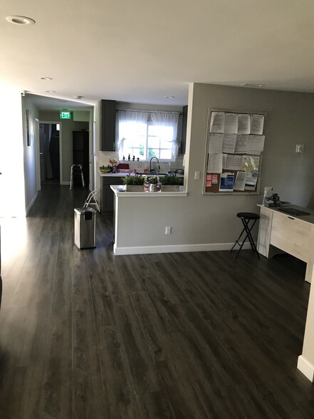 2421 E Powhatan Ave, Anaheim, CA en venta - Foto del interior - Imagen 3 de 5