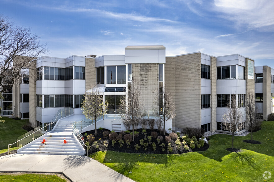 1 Sparks Ave, Toronto, ON en alquiler - Foto del edificio - Imagen 2 de 6