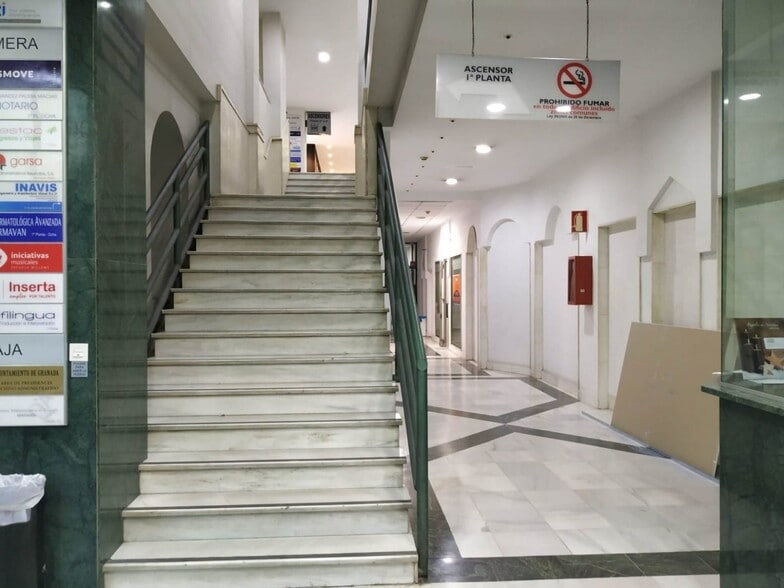 Local en Granada en venta - Vestíbulo - Imagen 2 de 15