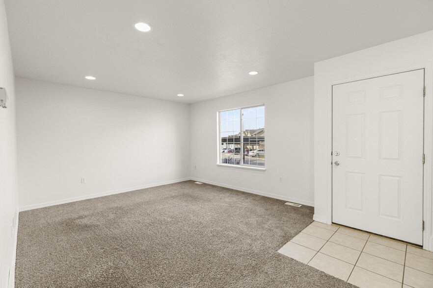 213 W Crescent View Ln, Tooele, UT en venta - Foto del edificio - Imagen 2 de 26