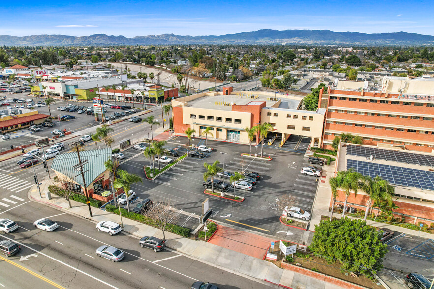 6416 Tampa Ave, Reseda, CA en alquiler - Foto del edificio - Imagen 3 de 21