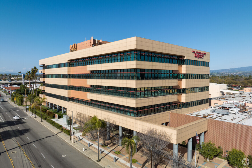 625 N Grand Ave, Santa Ana, CA en alquiler - Foto del edificio - Imagen 1 de 65