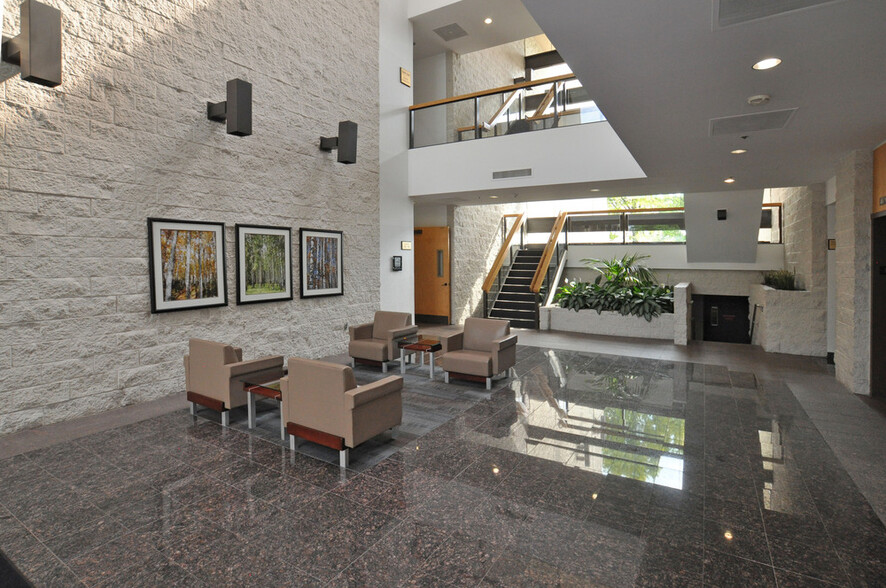 5600 New King Dr, Troy, MI en alquiler - Foto del interior - Imagen 2 de 4