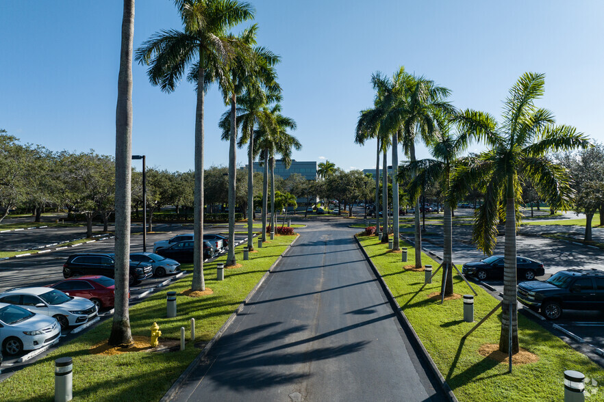 8100 Oak Ln, Miami Lakes, FL en alquiler - Foto del edificio - Imagen 3 de 36