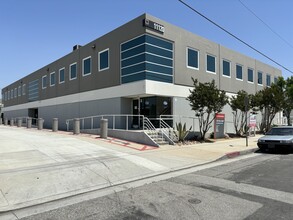 11200 Hindry Ave, Los Angeles, CA en alquiler Foto del edificio- Imagen 1 de 2