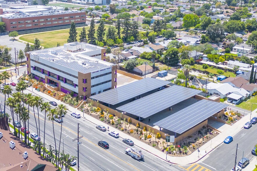 10515 Balboa Blvd, Granada Hills, CA en alquiler - Foto del edificio - Imagen 1 de 25