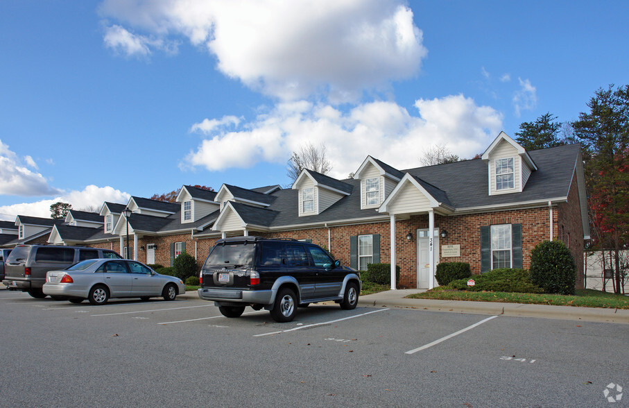 335-341 S Swing Rd, Greensboro, NC en alquiler - Foto del edificio - Imagen 2 de 6