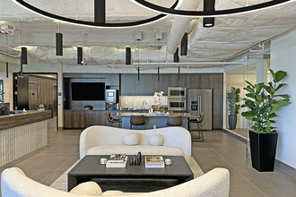 9465 Wilshire Blvd, Beverly Hills, CA en alquiler Foto del interior- Imagen 1 de 7