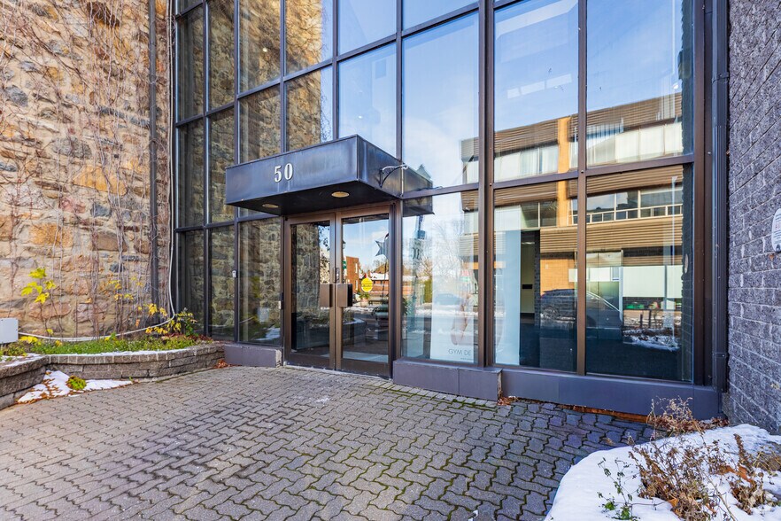 50 Rue Saint-Charles O, Longueuil, QC en alquiler - Foto del edificio - Imagen 3 de 20