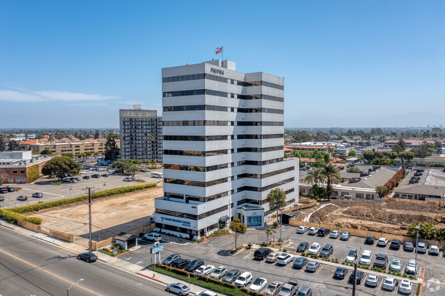 18800 Delaware St, Huntington Beach, CA en alquiler - Foto del edificio - Imagen 3 de 33