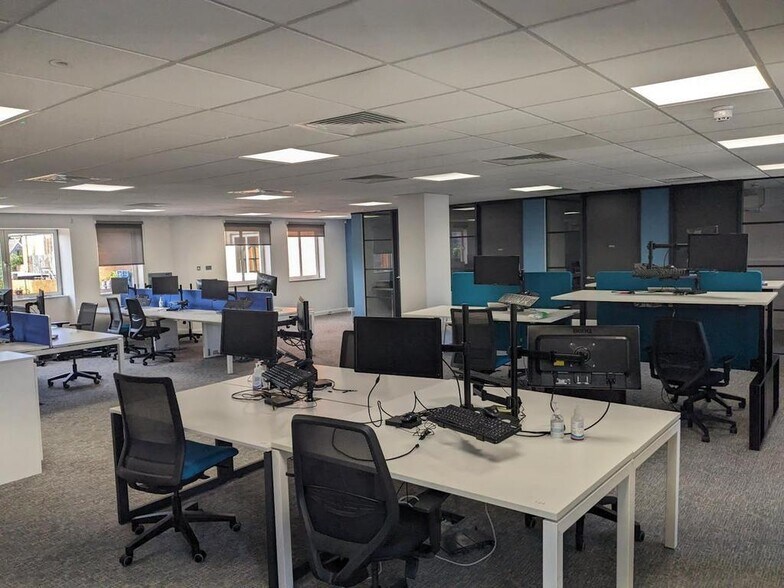 Crosby Way, Farnham en venta - Foto del edificio - Imagen 2 de 6