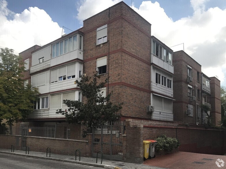 Calle de Alfonso Rodríguez Santamaría, 18, Madrid, Madrid en alquiler - Foto del edificio - Imagen 3 de 3