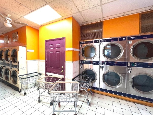 2 buildings Laundromat business 2 aparts cartera de 2 inmuebles en venta en LoopNet.es - Foto del interior - Imagen 3 de 19