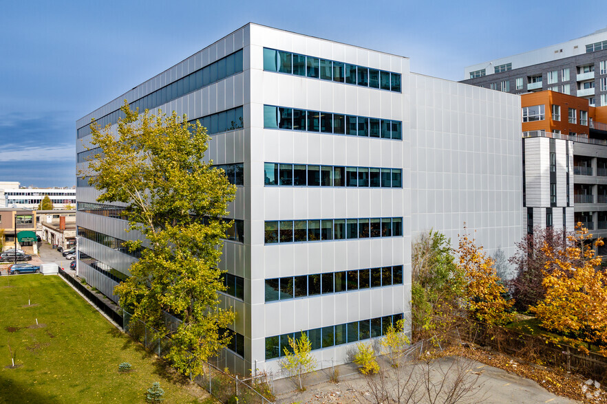 5000 Rue Buchan, Montréal, QC en alquiler - Foto del edificio - Imagen 3 de 16