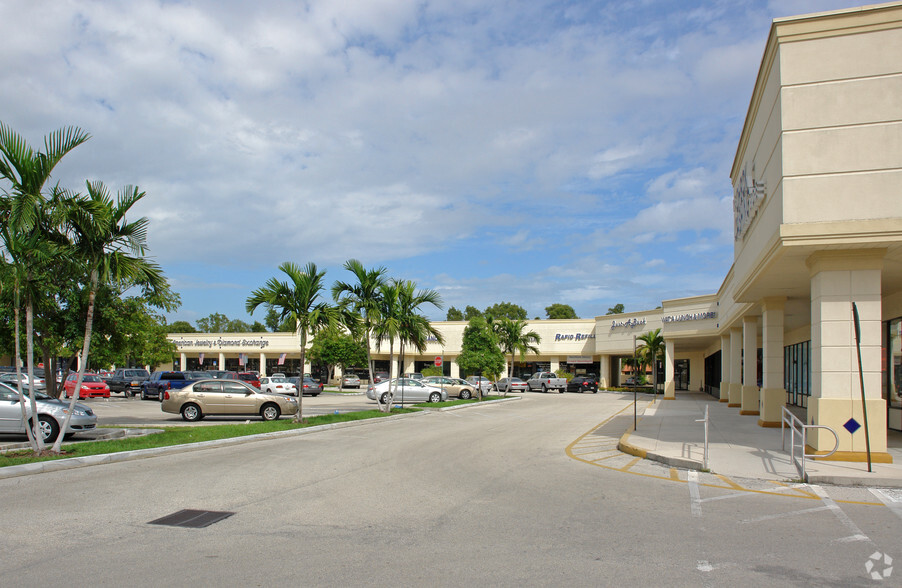 7118-7186 N University Dr, Tamarac, FL en alquiler - Foto principal - Imagen 1 de 9