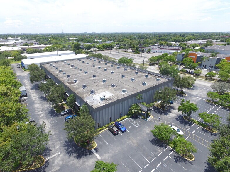 1700 NW 66th Ave, Plantation, FL en alquiler - Foto del edificio - Imagen 2 de 62