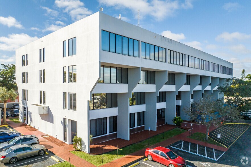 840 SW 81st Ave, North Lauderdale, FL en alquiler - Foto del edificio - Imagen 3 de 23