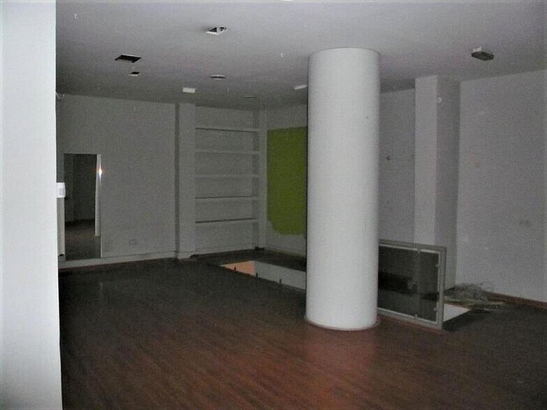 Local en León, León en venta - Foto del edificio - Imagen 3 de 9