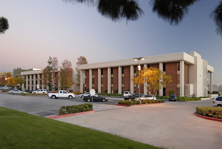 11100 Warner Ave, Fountain Valley, CA en alquiler - Foto del edificio - Imagen 3 de 8