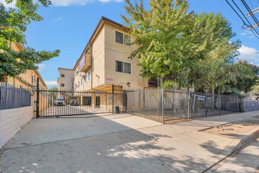 15240 Nordhoff St, North Hills, CA en venta - Foto del edificio - Imagen 1 de 47