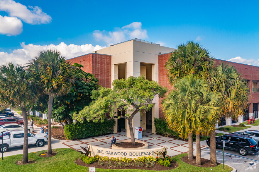 1 Oakwood Blvd, Hollywood, FL en alquiler - Foto del edificio - Imagen 2 de 13