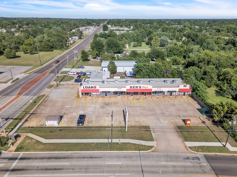 1020-1048 N Douglas Blvd, Oklahoma City, OK en alquiler - Foto del edificio - Imagen 1 de 22