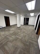 18425 Burbank Blvd, Tarzana, CA en alquiler Foto del edificio- Imagen 2 de 3